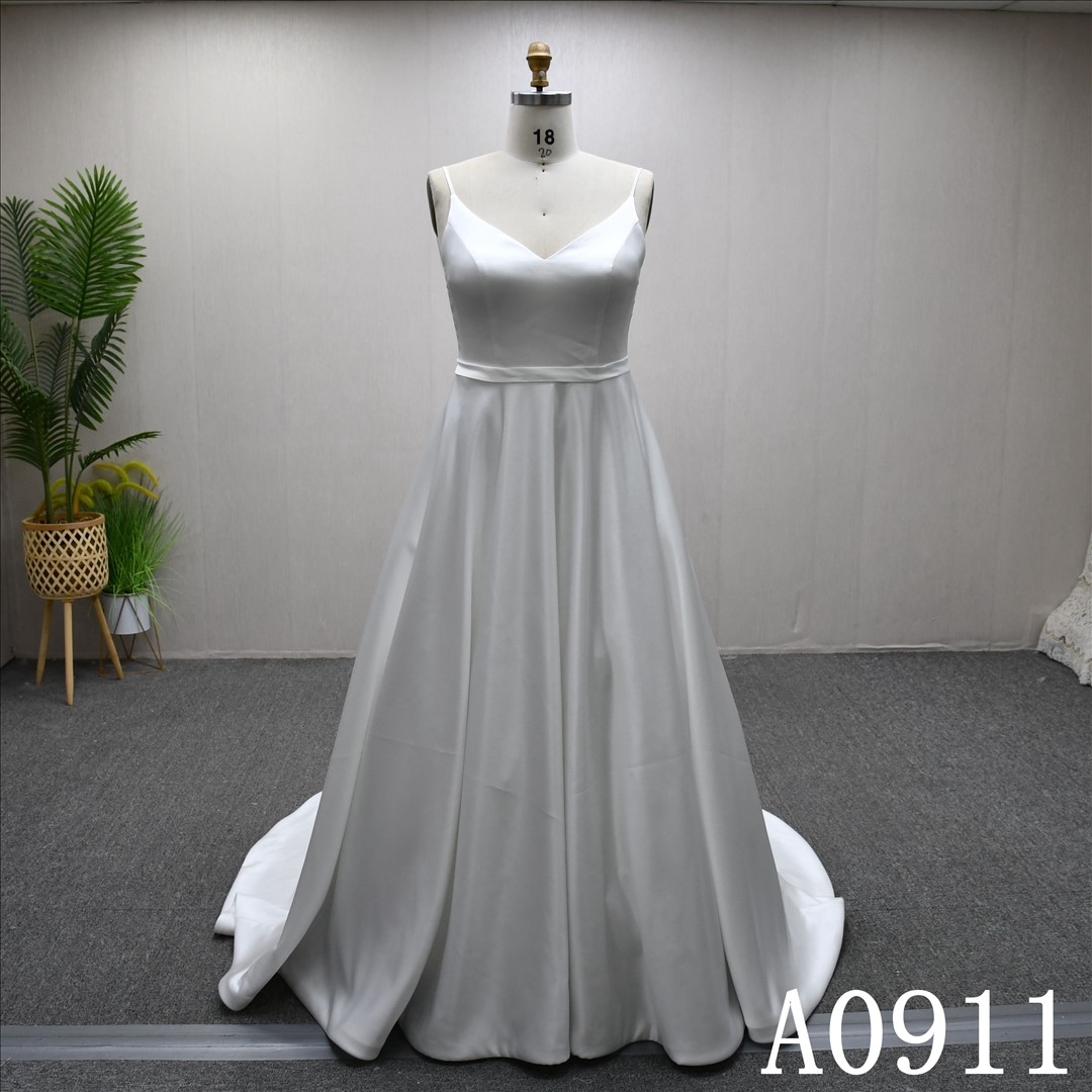 Hot selling strappy V-neck A-line skirt with small bow white wedding dress