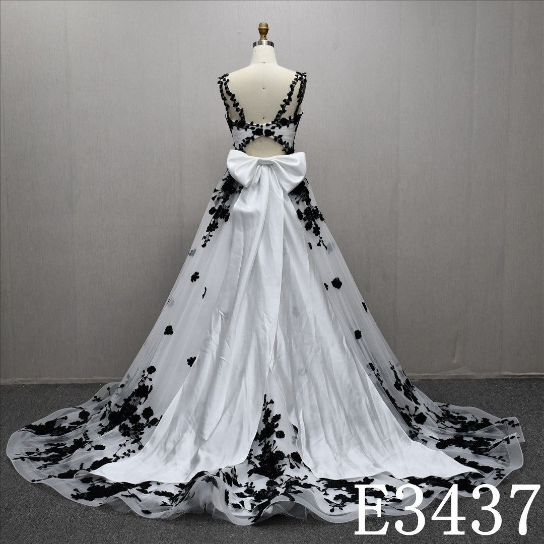 2025 Ivory and black elegant V-neck A-line dress high quality fashion
