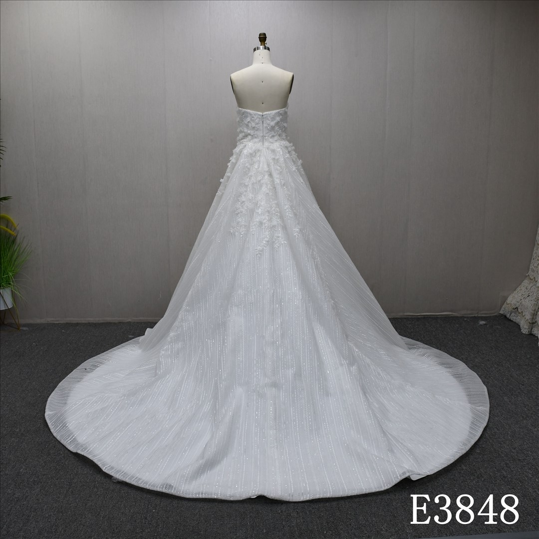 Unique design of three-dimensional flowers and lace, square neckline, wedding dress