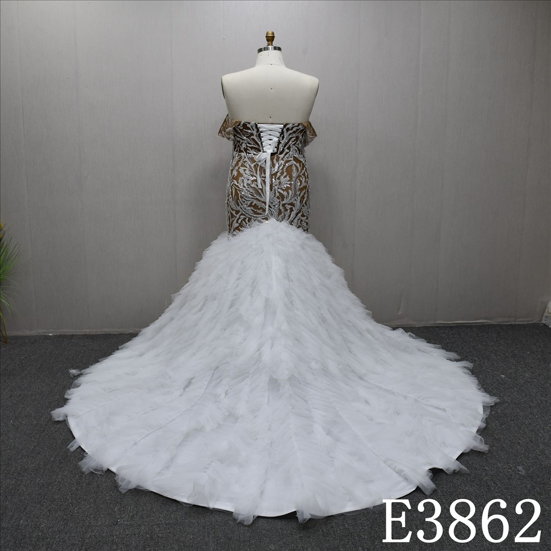 Unique sweetheart neckline design, lace on the upper body and lotus edge on the lower body