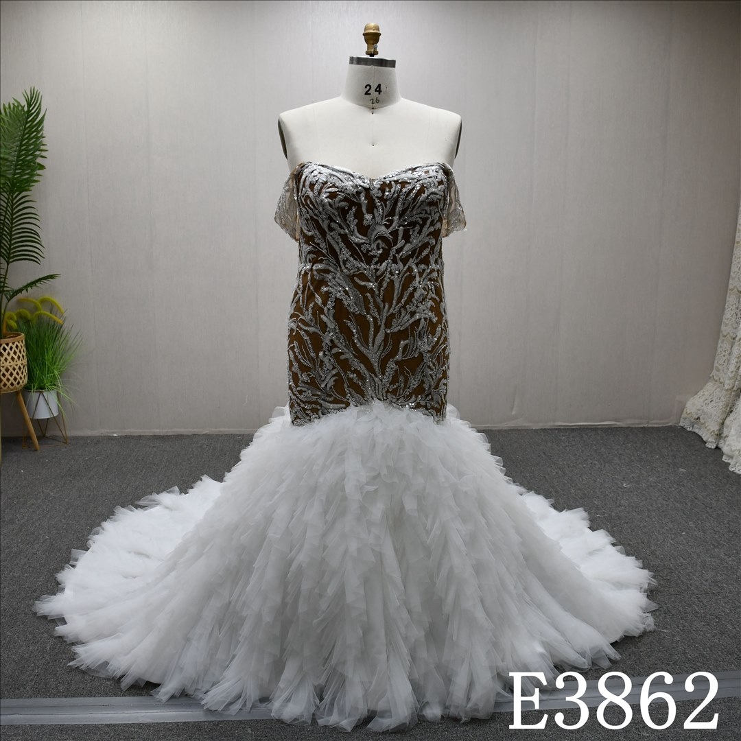 Unique sweetheart neckline design, lace on the upper body and lotus edge on the lower body