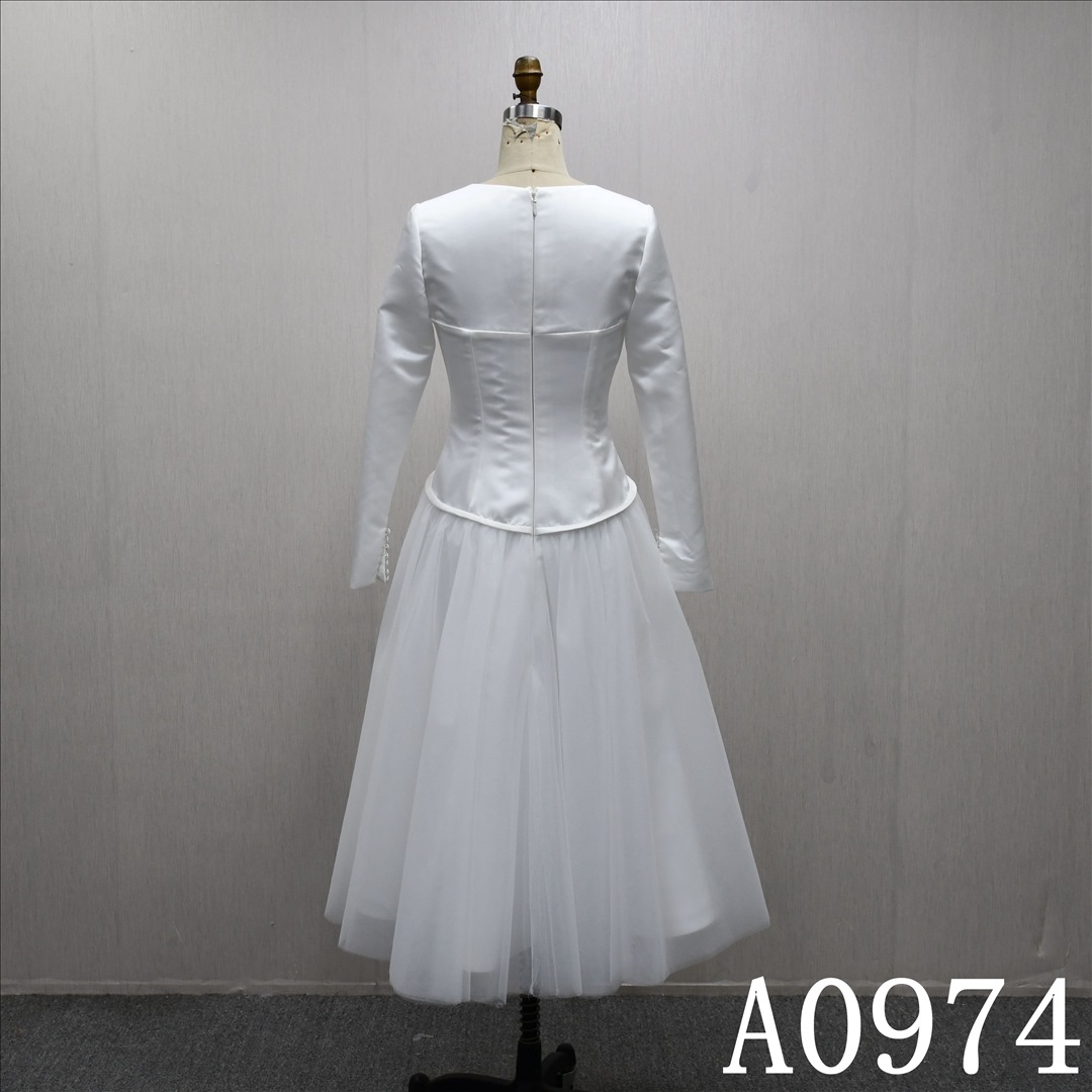 This new sweetheart neckline A-line long-sleeved wedding dress features a simple yet unique design.