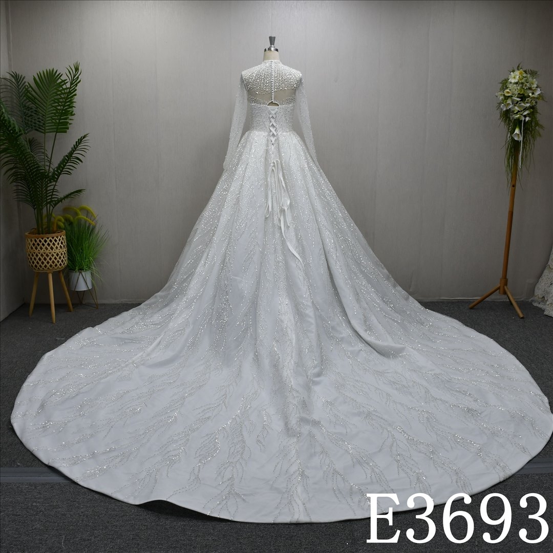Fashionable and luxurious long-sleeved A-line unique design evening gown wedding dress
