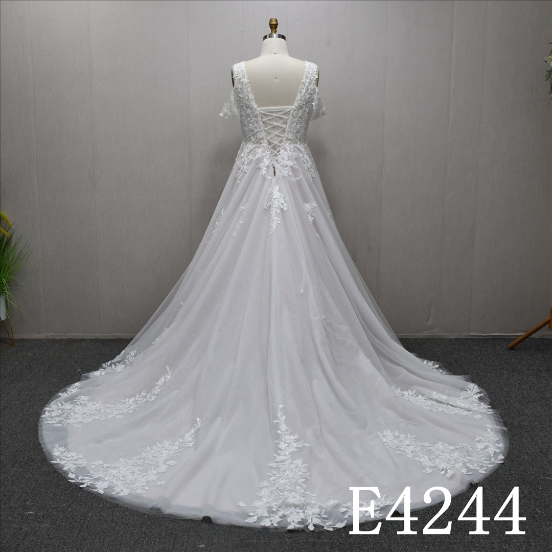 This new V-neckline A-line lace wedding dress features a simple yet unique design.