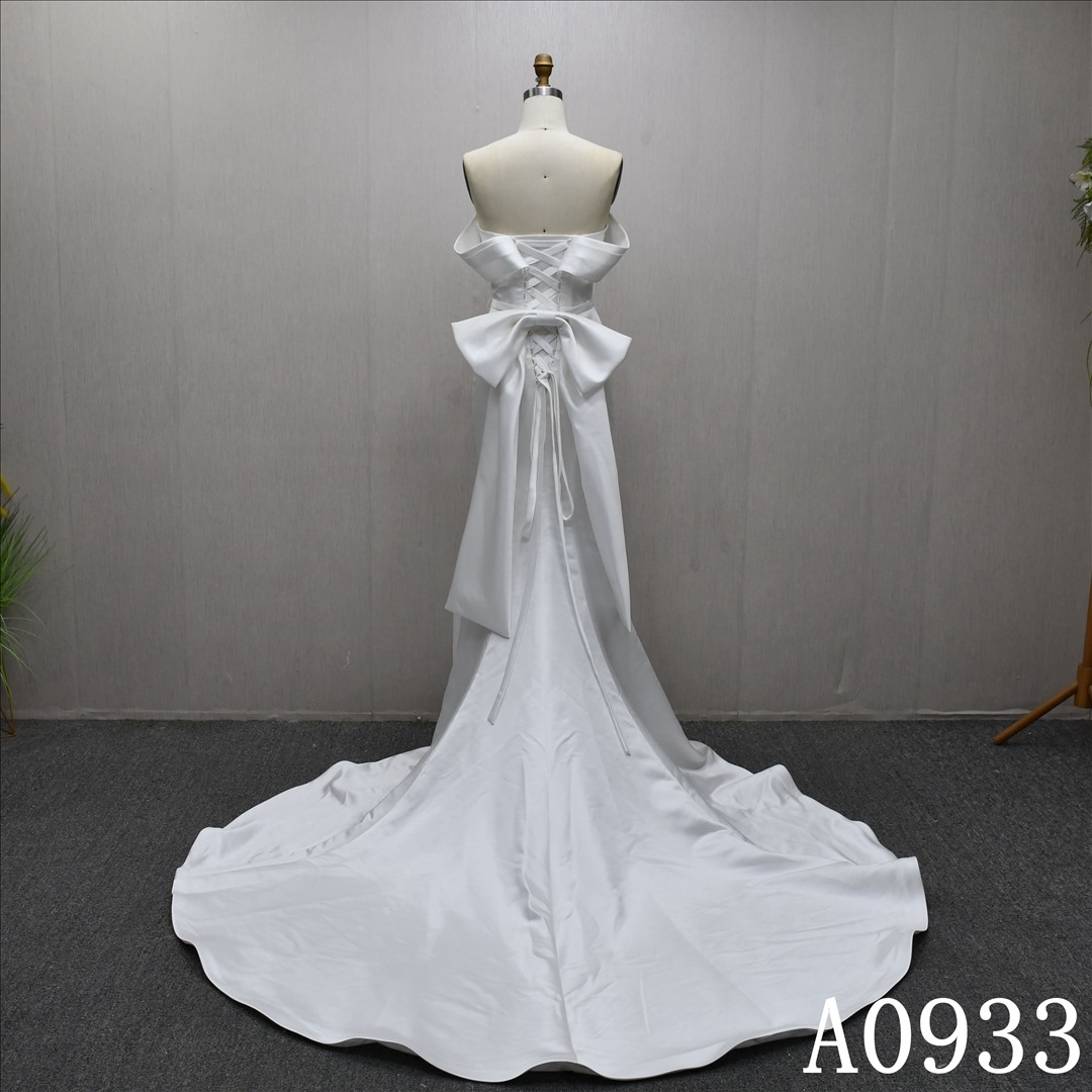 This new Sweetheart neckline Mermaid wedding dress features a detachable bow and a detachable train.