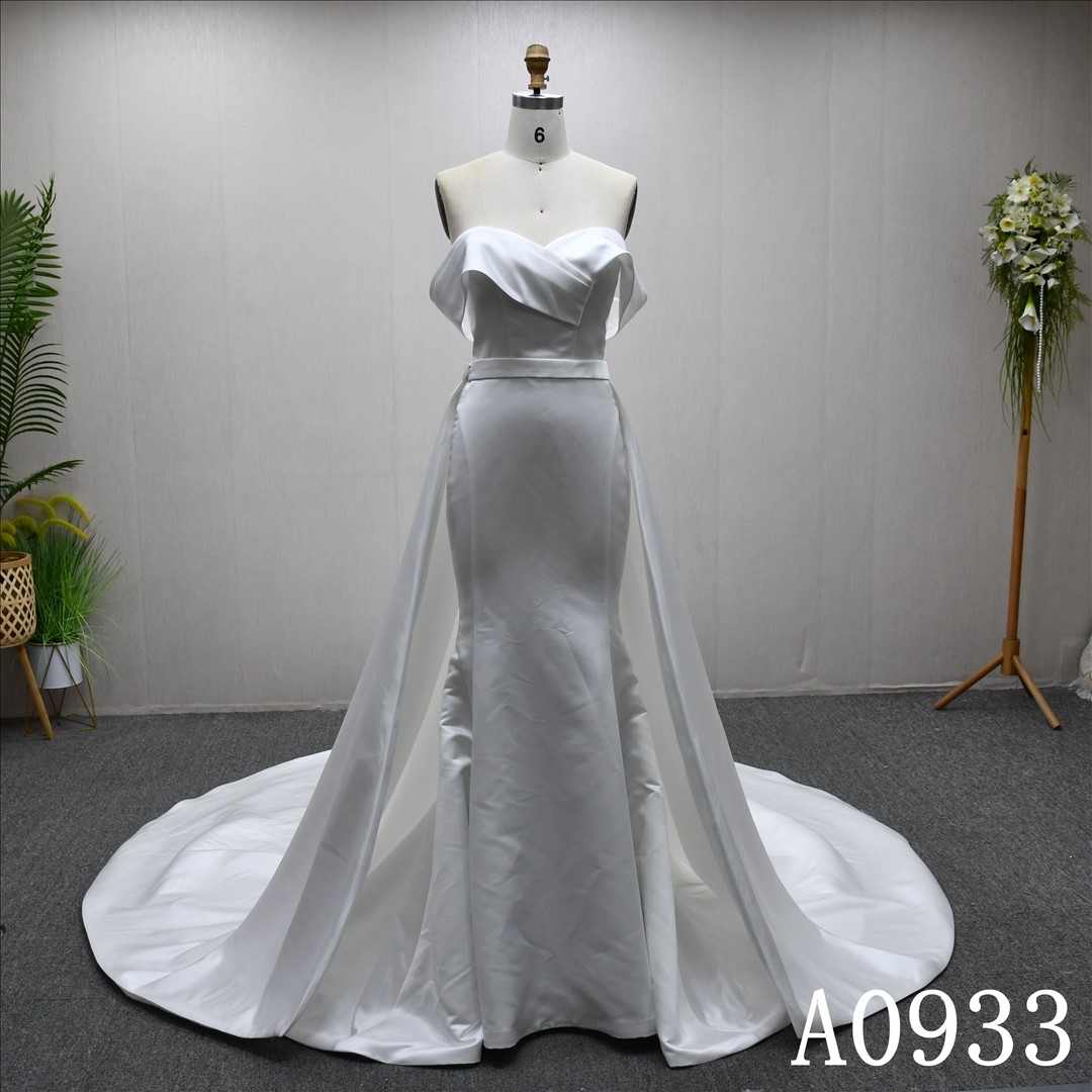 This new Sweetheart neckline Mermaid wedding dress features a detachable bow and a detachable train.