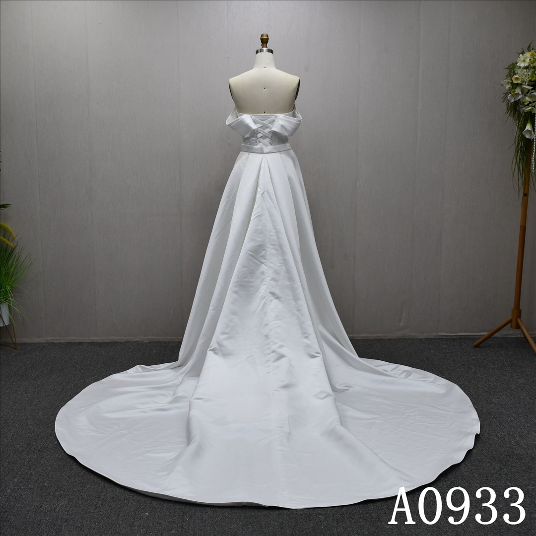 This new Sweetheart neckline Mermaid wedding dress features a detachable bow and a detachable train.