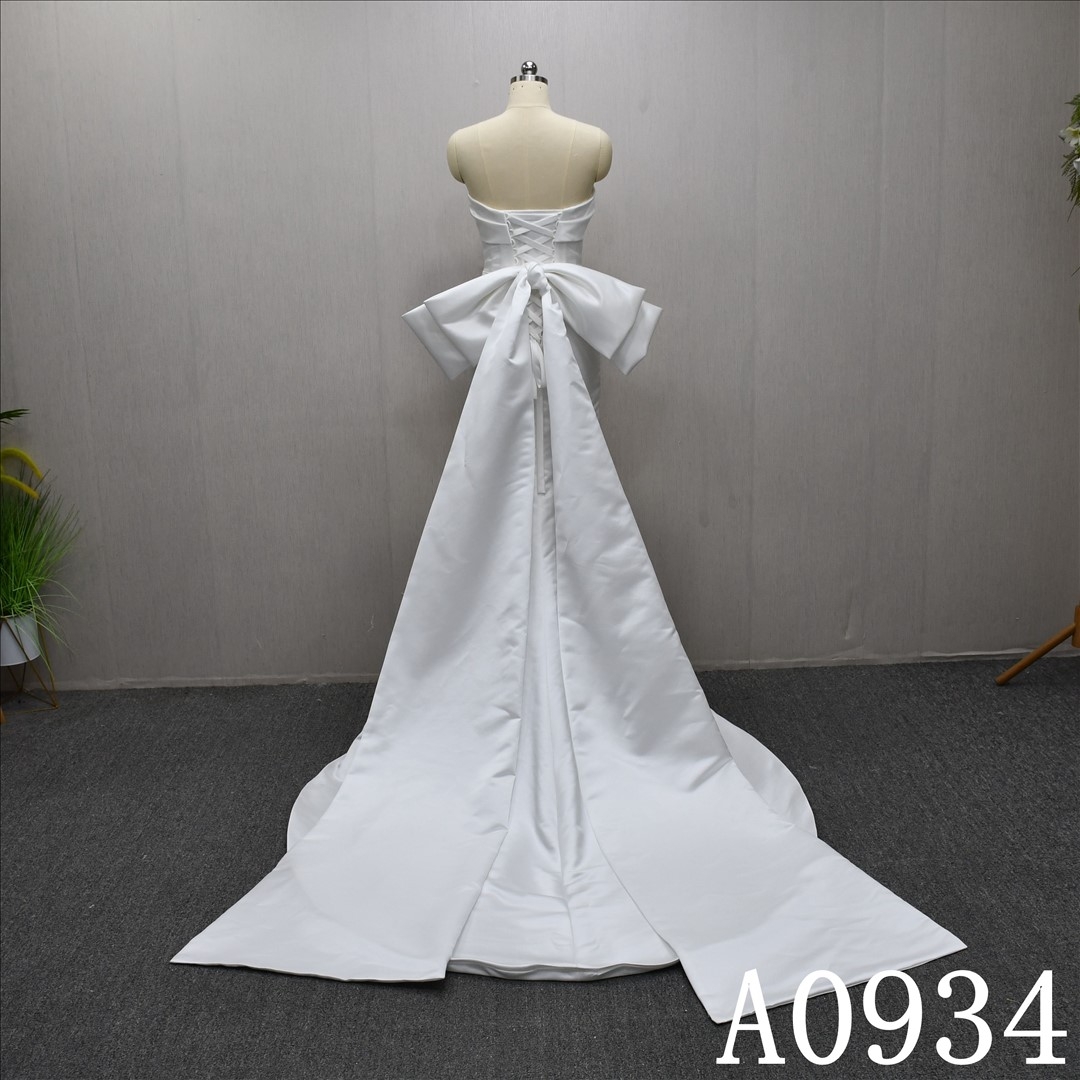 This Stain Mermaid Sleeveless dress features a simple design with a detachable bow.