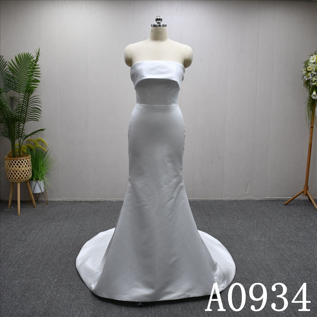 This Stain Mermaid Sleeveless dress features a simple design with a detachable bow.