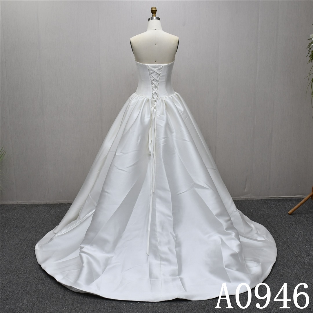 Best-selling A-line dress, simple design, sleeveless, with lace-up back wedding dress.