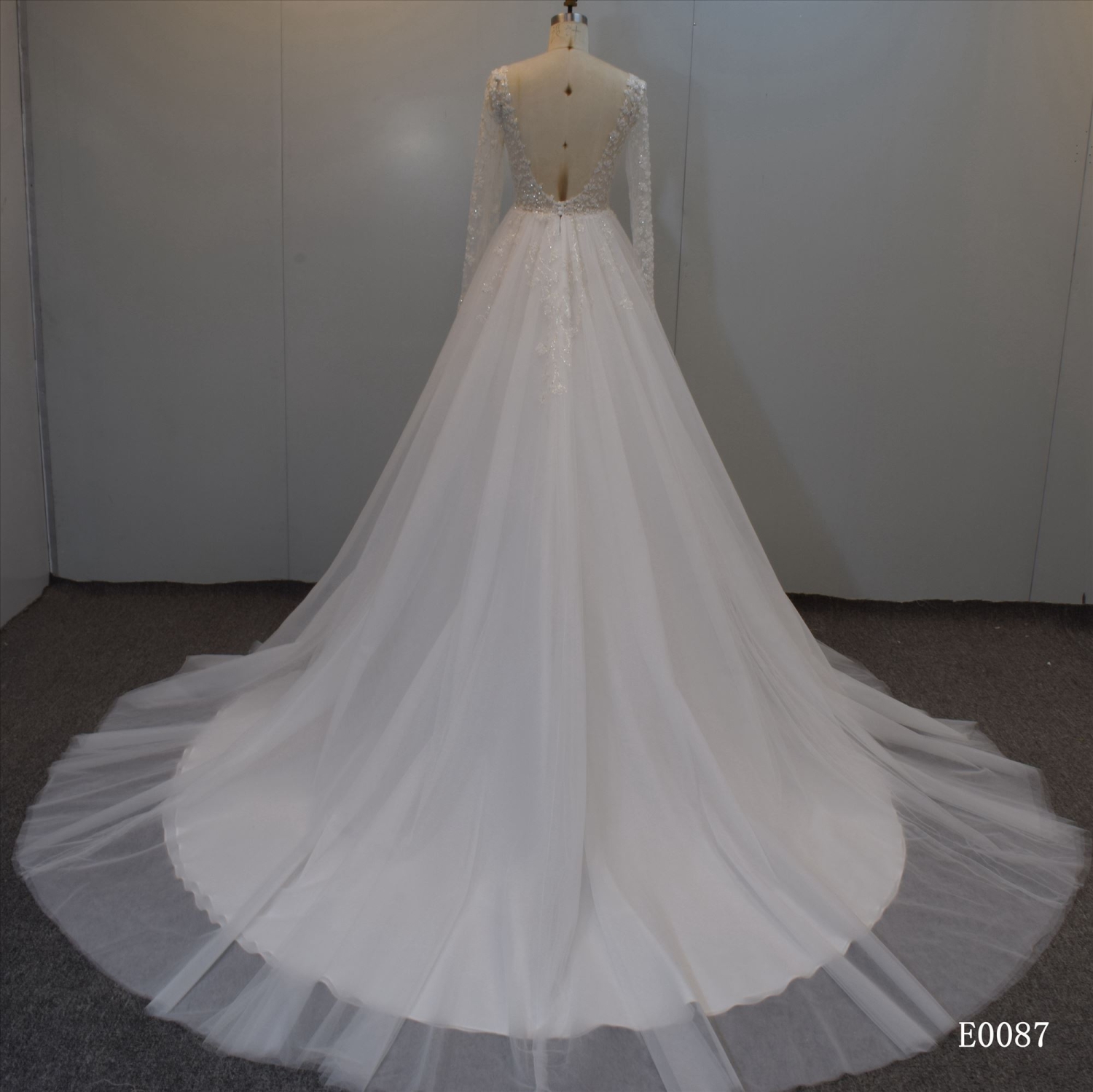 Backless A Line Lace Bridal Gown  Long Sleeves Wedding Dress in Wholesale Price