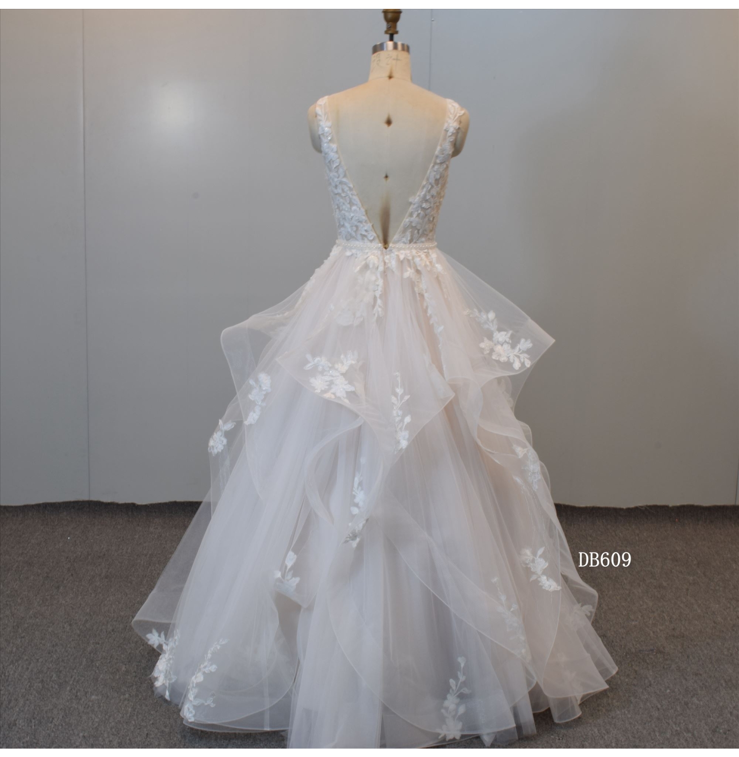 Ruffle Skirt Ball Gown Illusion Bodice Bridal Gown with Nice Lace Applique