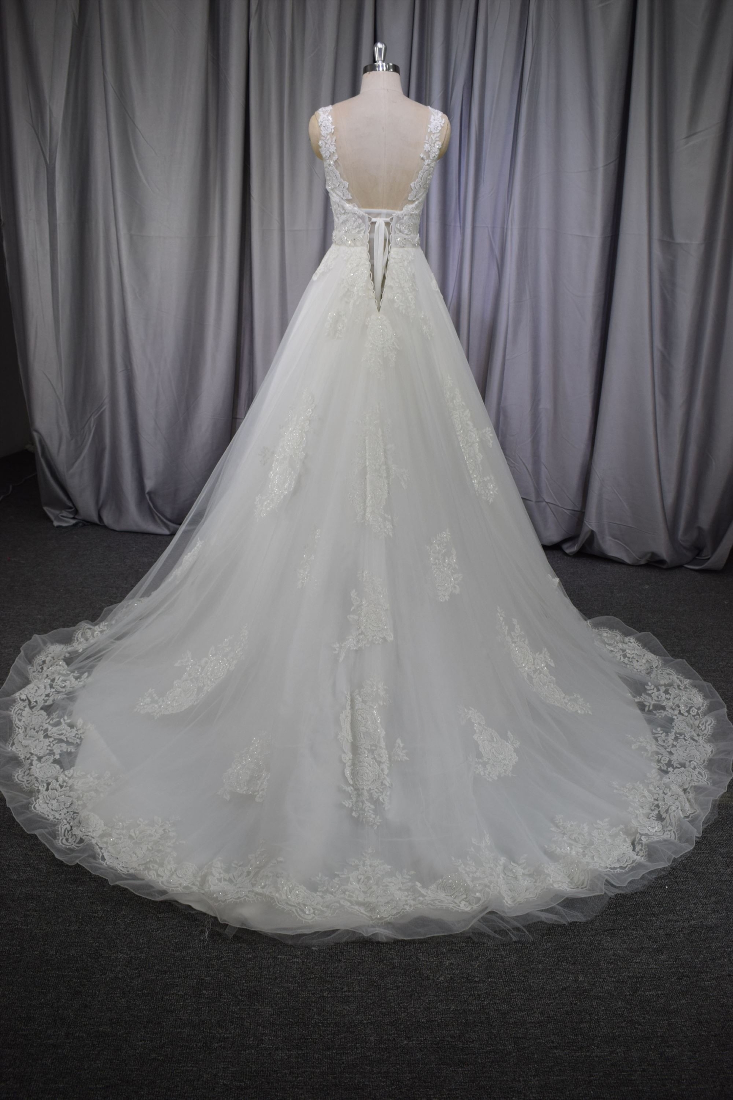 New arrival wedding dress with sweep train zipper back