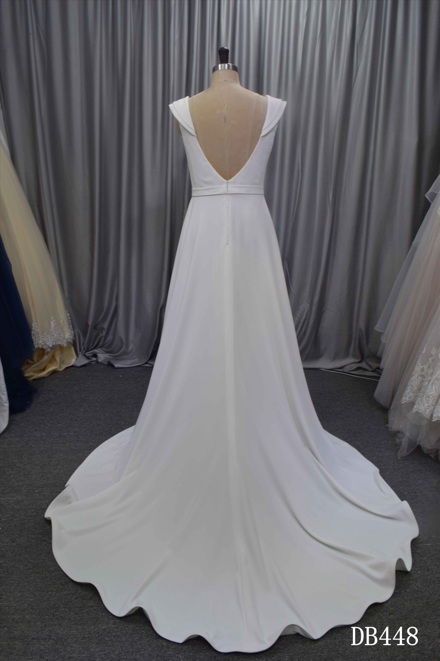Crepe wedding dress wish a detachable cape