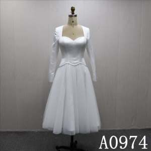 This new sweetheart neckline A-line long-sleeved wedding dress features a simple yet unique design.