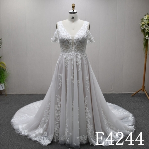 This new V-neckline A-line lace wedding dress features a simple yet unique design.