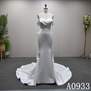 This new Sweetheart neckline Mermaid wedding dress features a detachable bow and a detachable train.