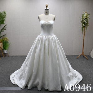 Best-selling A-line dress, simple design, sleeveless, with lace-up back wedding dress.