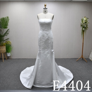 A Simple design Ivory  A-line wedding dress with detachable skirt, adorned with lace.