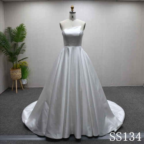 2025 New Design High Waist Plain Pleat Elegant Gentle Long Train Wedding Dress