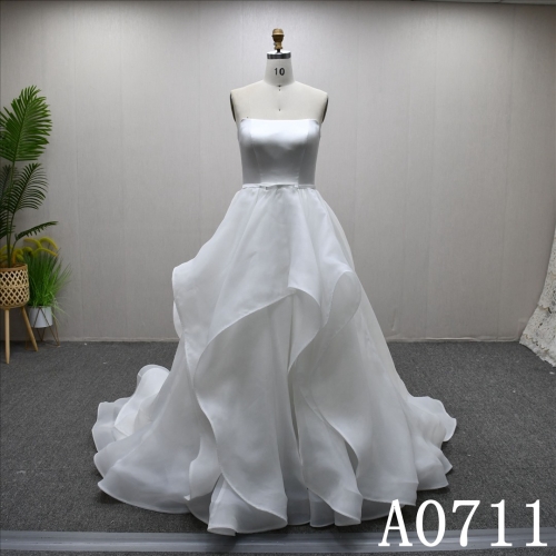 2025 Elegant Plain Princess A-line Satin Long Train Wave Cake Gentle Ball Gown
