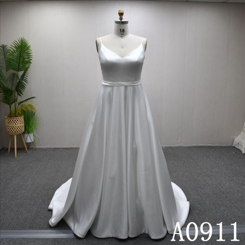 Hot selling strappy V-neck A-line skirt with small bow white wedding dress