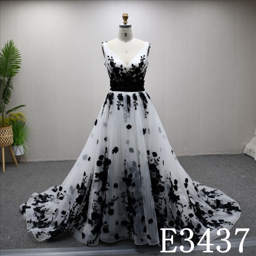 2025 Ivory and black elegant V-neck A-line dress high quality fashion