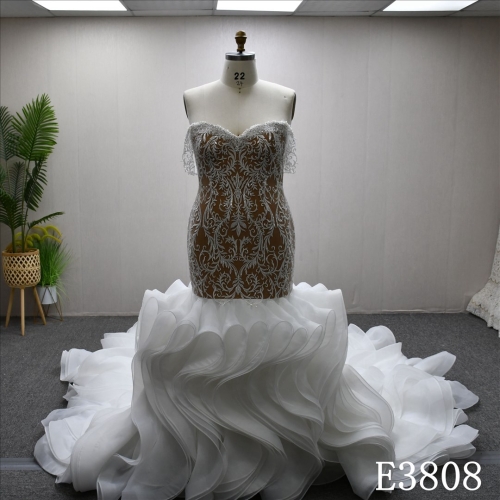 Unique design exquisite sweetheart neckline wedding dress with chapel wave skirt.