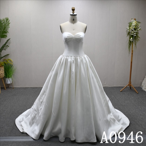 Best-selling A-line dress, simple design, sleeveless, with lace-up back wedding dress.